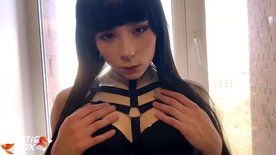 Hot brunette sucks domhainn agus mothachail fucked airson airgead